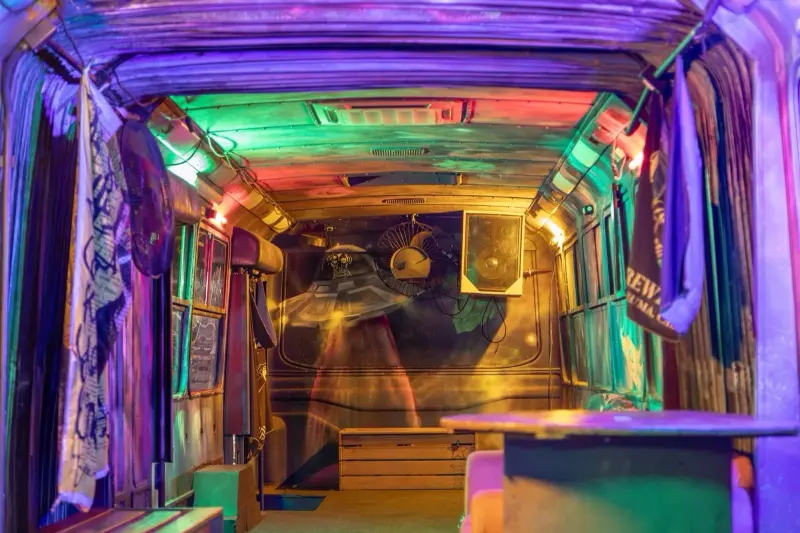 Interior do Bus Lounge decorado