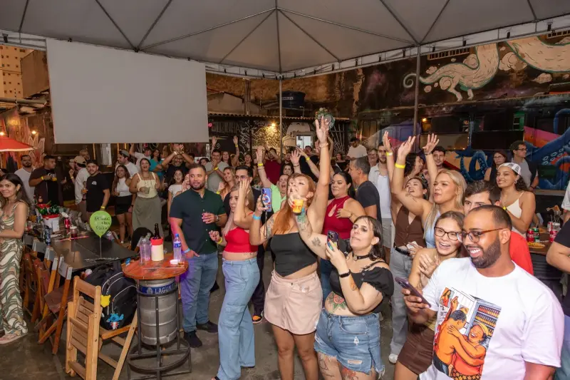 Grupo celebrando no Javari