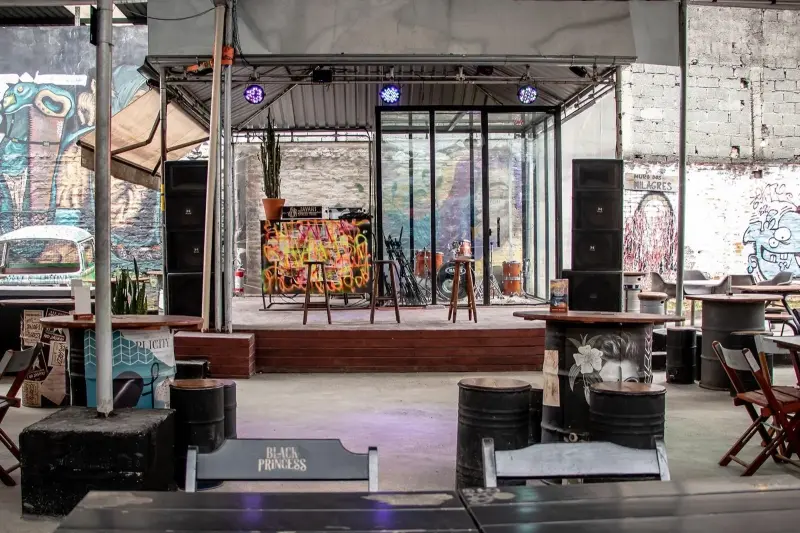 Palco e música ao vivo