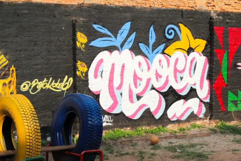 Área Kids com grafite e pneus coloridos